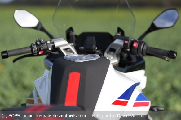 La position entraine un appui important sur l'intérieur des paumes