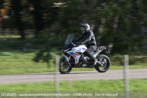 Equilibrée, la R 1300 RS manque un peu de confort lors des évolutions urbaines