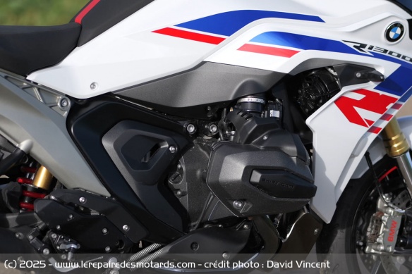 Le cadre à moteur porteur est similaire à celui de la R, seules les suspensions changent