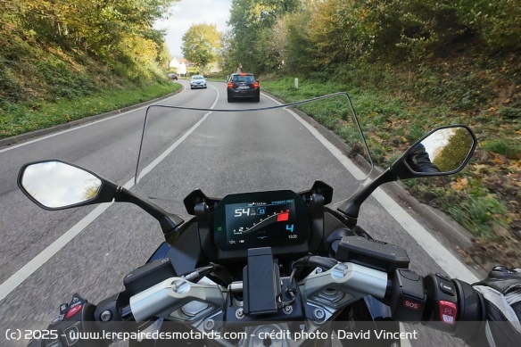 Le compteur TFT de la 6,5 pouces est identique à ce que l'on connait chez BMW