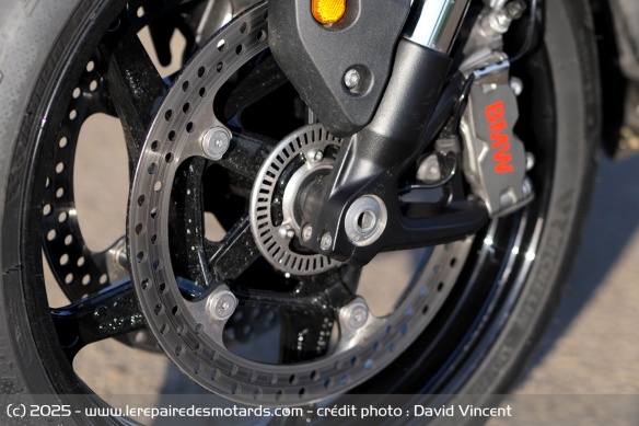 Le freinage est efficace, mais demande une habitude d'utilisation en raison du couplage automatique avant/arrière