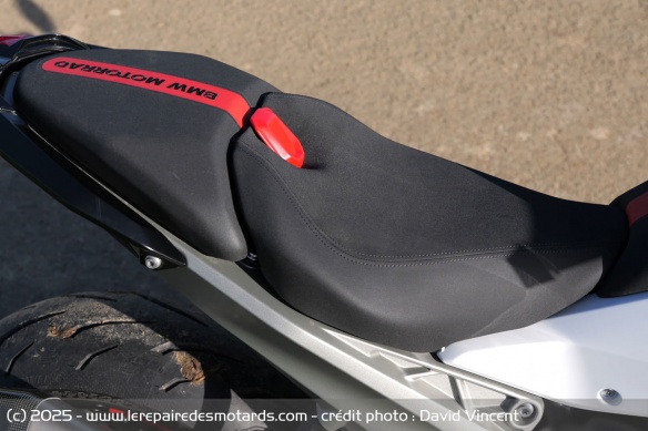 Si la selle est épaisse et accueillante, la moto est loin d'être confortable