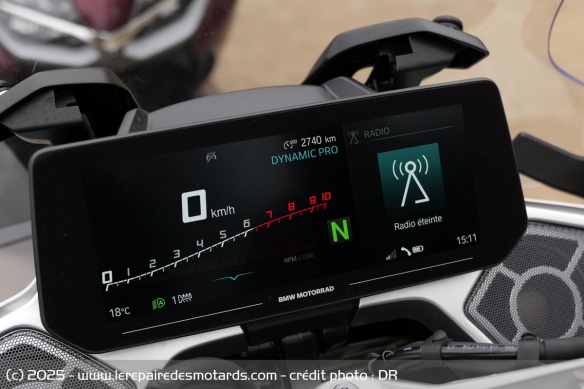 Le compteur TFT de la BMW se révèle très efficace