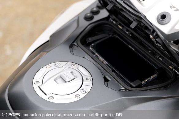 Le réservoir de la BMW R 1300 RT offre 24 litres de contenance