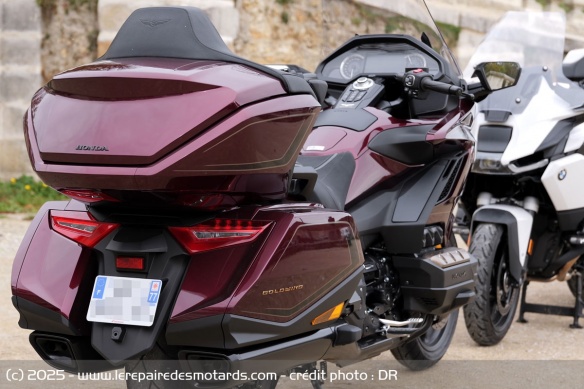 La Honda GoldWing 1800 Tour bénéficie d'un grand coffre arrière