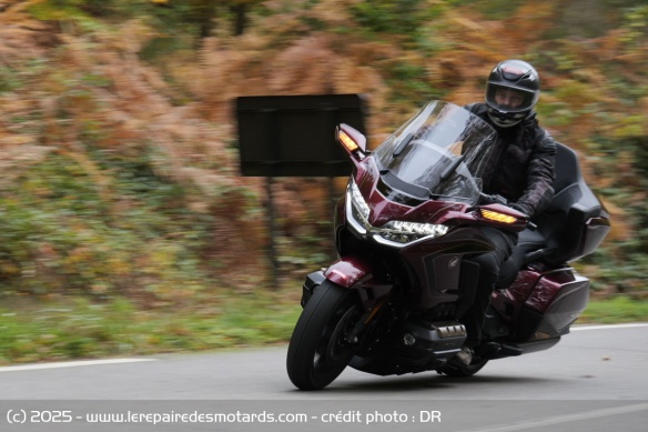 Equilibré et confortable, la GoldWing se manie aisément en ville malgré son gabarit imposant