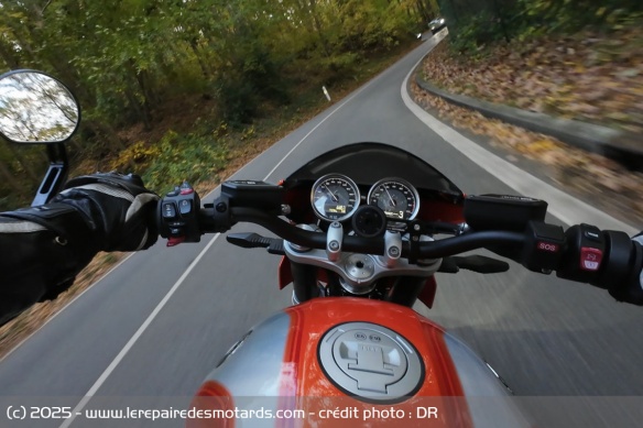 Le twin relance avec vigueur sans tomber dans l'excès, mais toujours avec une bonne dose de sensations