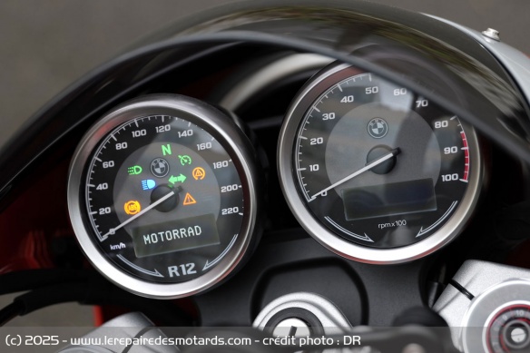 De base, la R12 S s'&eacute;quipe d'une instrumentation analogique &agrave; double compteur