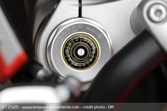 La fourche dispose de r&eacute;glages de pr&eacute;charge sur chaque tube