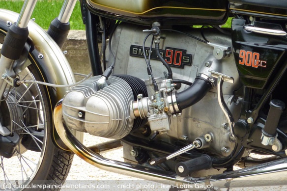 Le kick d'origine deviendra optionnel sur le modèle Daytona. La poignée de levage, judicieusement placée, permet de dresser la bête d'un prompt coup de coude...
