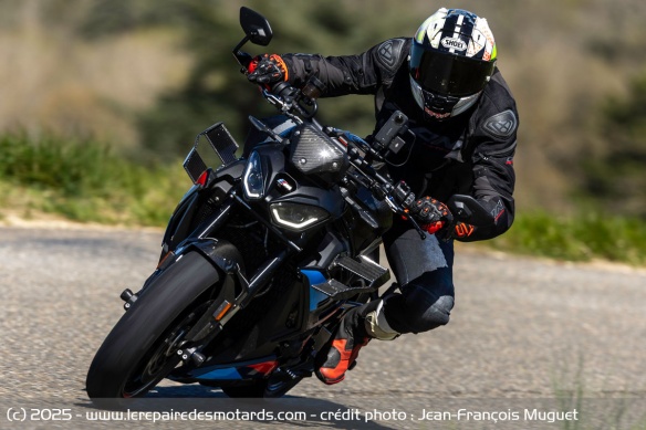 A haute vitesse, les deux versions se montrent exemplaires, si l'on fait exception de la protection au vent
