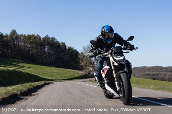 Réactive, la S 1000 R reste très maniable et n'est pas trop vive