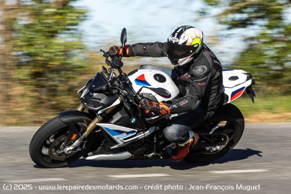 En mode Road, la S 1000 R absorbe mieux les déformations de la route