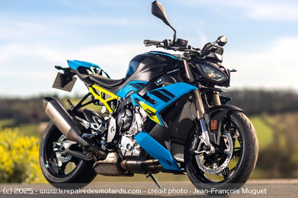 Le duo de roadster se démarque par sa nouvelle tête de fourche à double optique symétrique