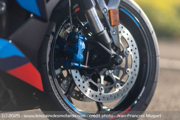 Avec ses étriers M bleus, la M 1000 R propose un freinage qui frôle la perfection