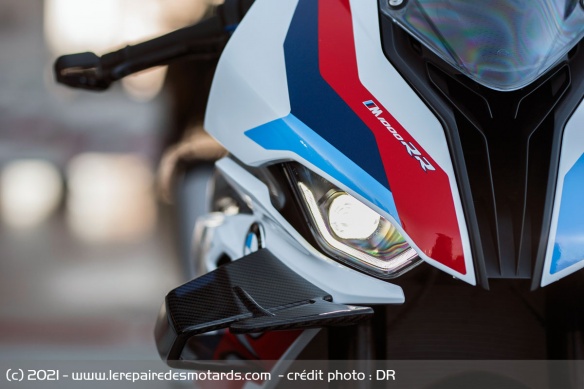 La M 1000 RR se dote d'ailerons en carbone qui deviennent la norme chez les sportives