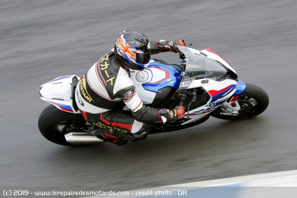 La BMW S1000RR à l'accélération