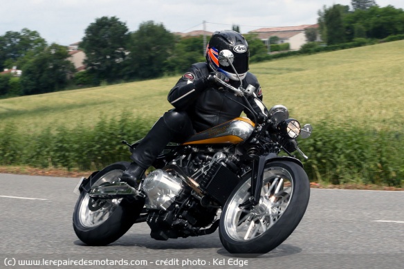La Brough Superior Pendine Sand Racer en virage