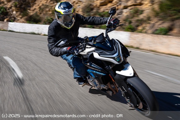 Le roadster se révèle très équilibré et facile à prendre en main