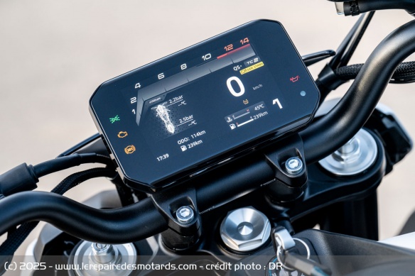Le compteur TFT de 5 pouces de la CFMOTO 675 NK