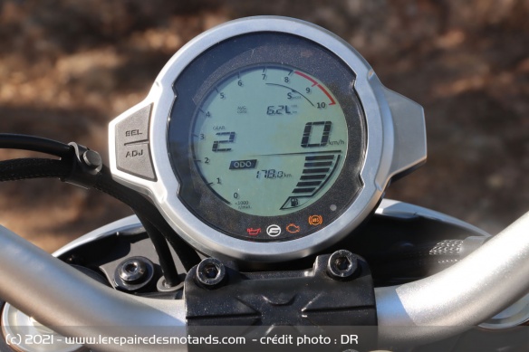 Le compteur de la CF MOTO 700 CL-X