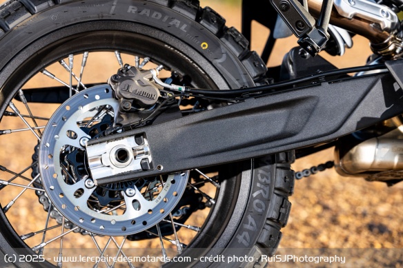 La CFMOTO se dote de jantes à rayons chaussées de pneus CST