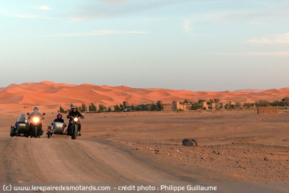 Triumph Scrambler Yéti et Ural Scrambler EFI 2WD sur la route
