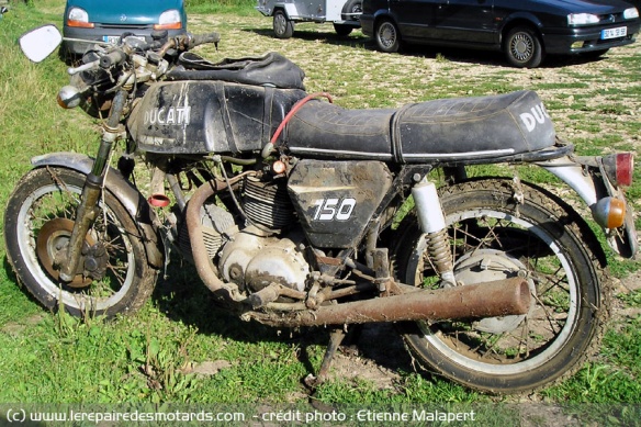La moto essayé avant sa restauration. On comprend mieux l'ampleur du boulot !