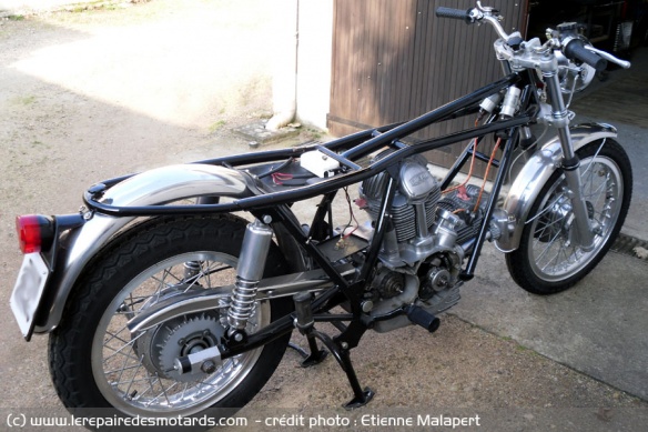 En cours de restauration. L'occasion de remarquer l'étroitesse de l'ensemble...