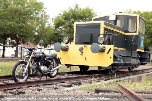 Mais oui, elle peut le faire ! La 750 GT a suffisamment de souffle pour tracter une locomotive...