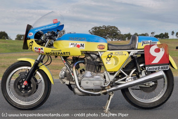 Ce n'est pas sur une 900SS, mais bien avec une 750SS que Mike Hailwood a fait son retour