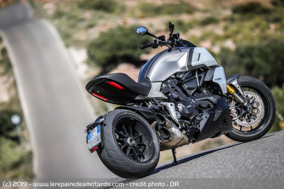 On reconnait la ligne de la Diavel et son énorme pneu arrière
