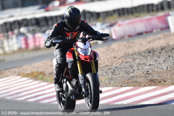 Ducati Hypermotard 950 SP à l'accélération