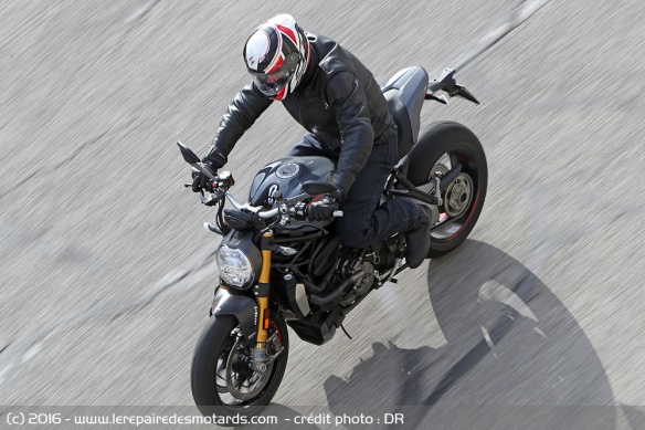Ducati Monster 1200 S en ville