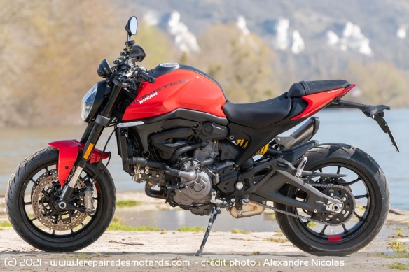 La selle à 820 mm permet de poser facilement les pieds au sol, même pour le motard de 1m70
