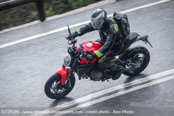En mode Pluie, le twin conserve son caract&egrave;re, mais en gommant ses exub&eacute;rances pour plus de s&eacute;curit&eacute;