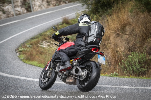 L'amortisseur r&eacute;agit un peu s&egrave;chement sur les compressions importantes