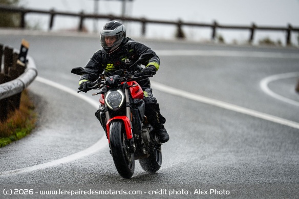 La Monster est facile &agrave; prendre en main, malgr&eacute; un twin qui manque un peu de souplesse