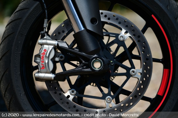 2 disques semi-flottants Ø 320 mm, étriers monoblocs Brembo M4.32 à fixation radiale à 4 pistons et 2 pastilles, maître-cylindre radial, système Cornering ABS