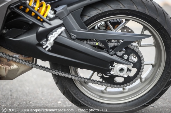 Le monobras laisse place à un double bras repris de la version Enduro