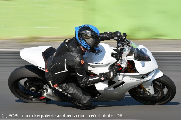 Agile, la SuperSport 950 S se montre également équilibrée dans les courbes rapides