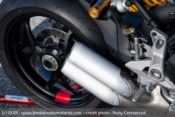 La Ducati est chaussée en Pirelli Diablo Rosso III