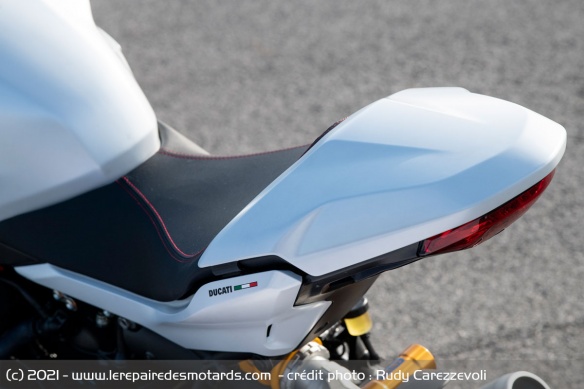 La selle offre un confort suffisant pour la piste, mais un modèle mieux rembourré est également proposé en option