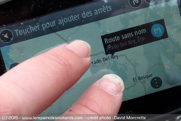 Ecran tactile GPS TomTom Rider : zoom avec les doigts