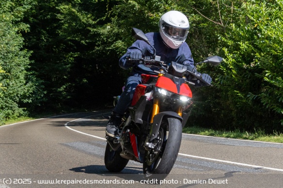 La Stealth se faufile aisément en ville, mais pèche par son rayon de braquage