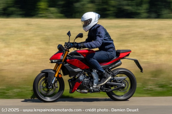 Le monocylindre tire un peu court et le roadster manque de protection