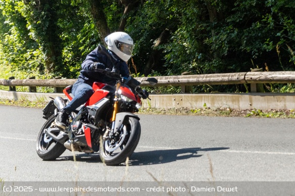 Sur les petites routes, le roadster s'emmène avec une grande facilité