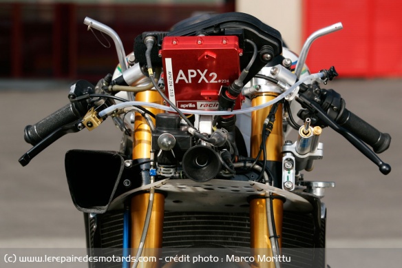 Le guidon est positionné assez bas sur la moto