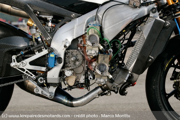 Le V-Twin à 2-temps de 249 cm3 délivre 107 chevaux