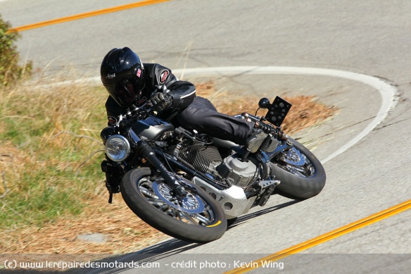 La Café Sportster se pilote finalement comme un bon vieux Café Racer des Swinging Sixties